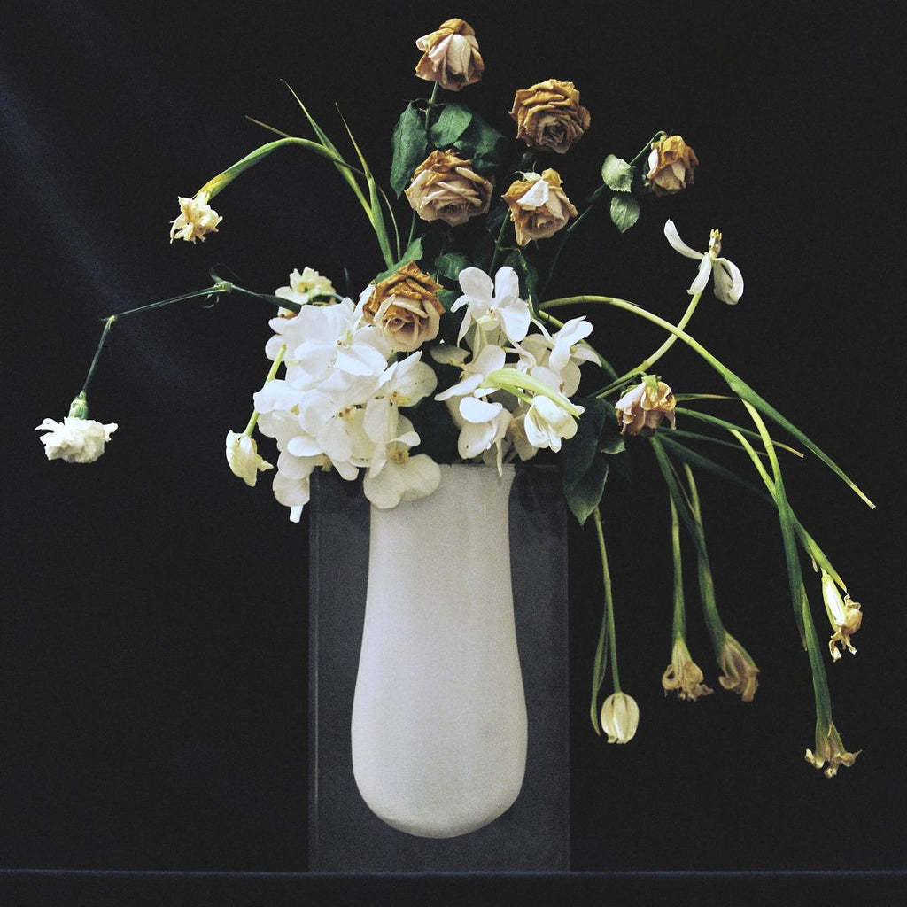 Vase cubique blanc