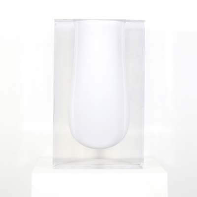 Vase cubique blanc